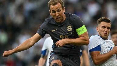 Der englische Stürmer Harry Kane (Nr. 20) schießt, trifft aber das Tor nicht.
