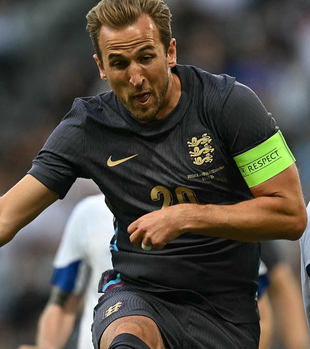Der englische Stürmer Harry Kane (Nr. 20) schießt, trifft aber das Tor nicht.