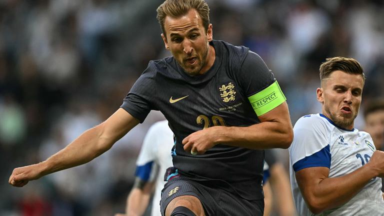 Der englische Stürmer Harry Kane (Nr. 20) schießt, trifft aber das Tor nicht.