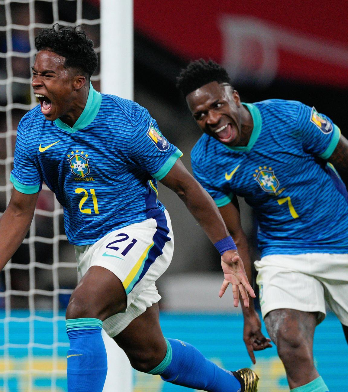 Endrick (Brasilien) feiert sein Tor zum 1:0 gegen England.