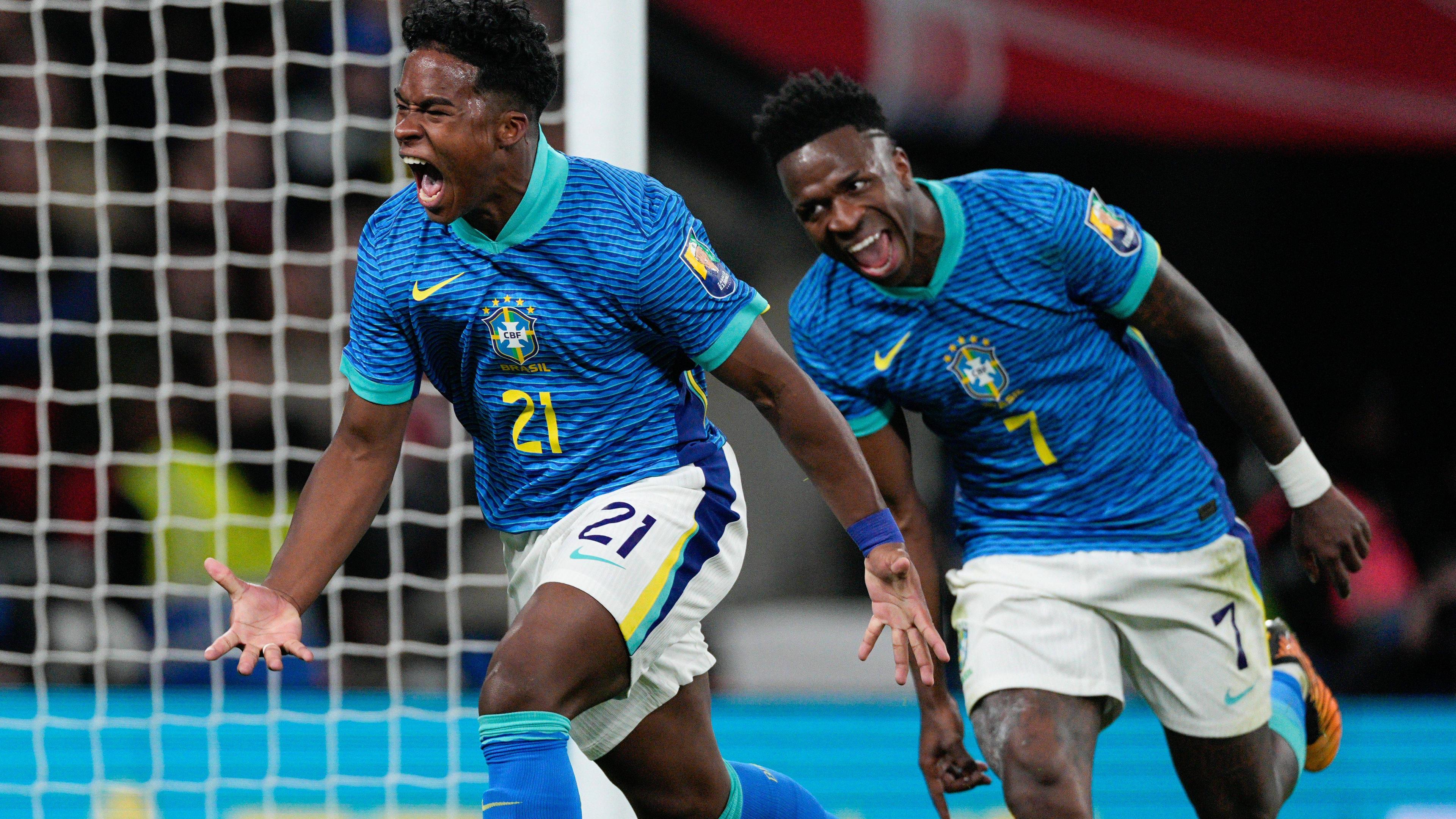 Endrick (Brasilien) feiert sein Tor zum 1:0 gegen England.