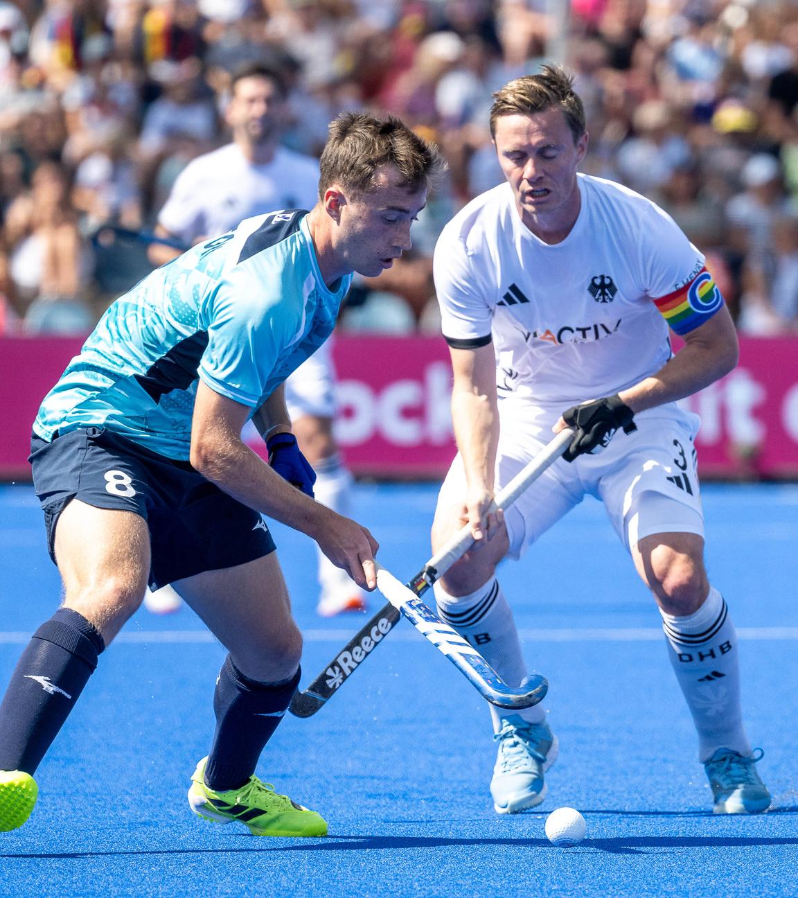 Englands Jacob Payton und Deutschlands Mats Grambusch im Zweikampf.