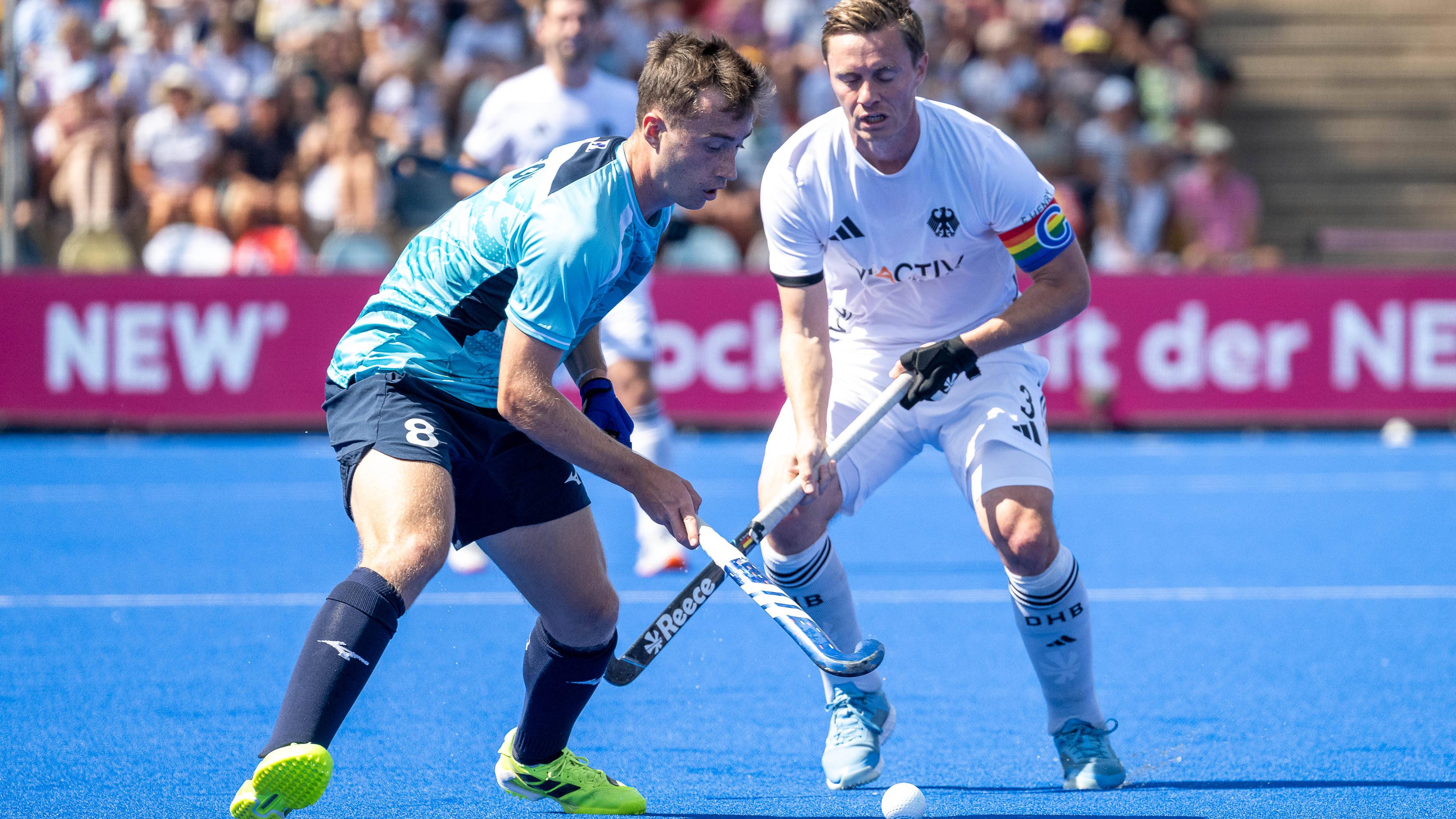 Englands Jacob Payton und Deutschlands Mats Grambusch im Zweikampf.
