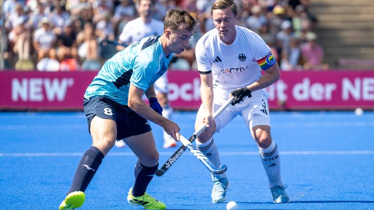 Englands Jacob Payton und Deutschlands Mats Grambusch im Zweikampf.