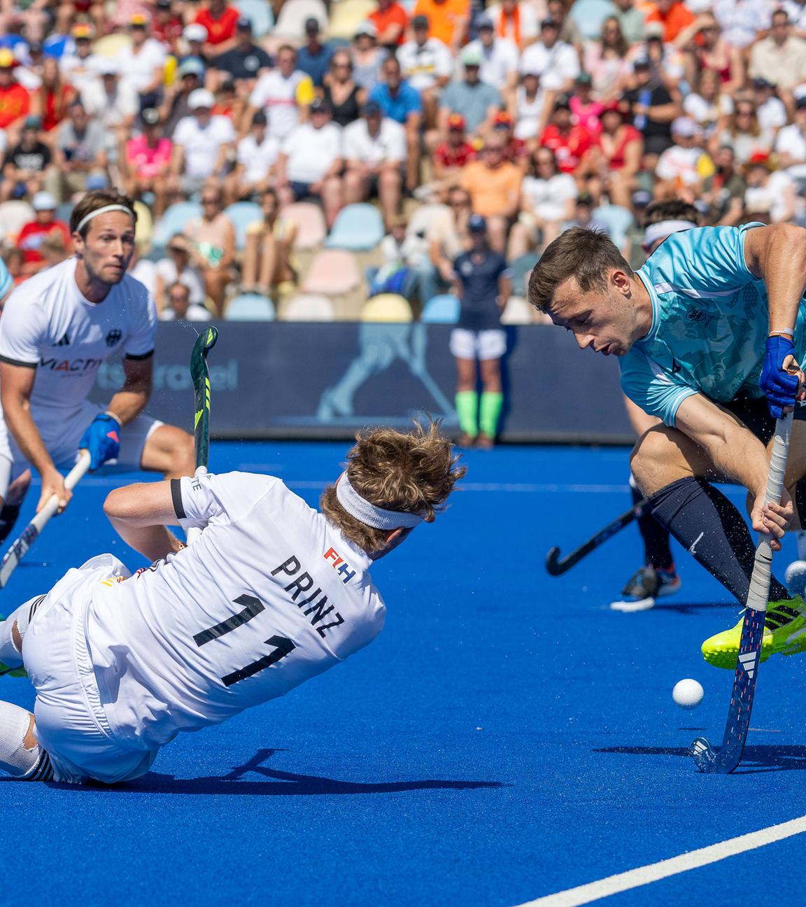 Deutschlands Thies Prinz in Aktion beim Spiel gegen England am 10.08.2025.