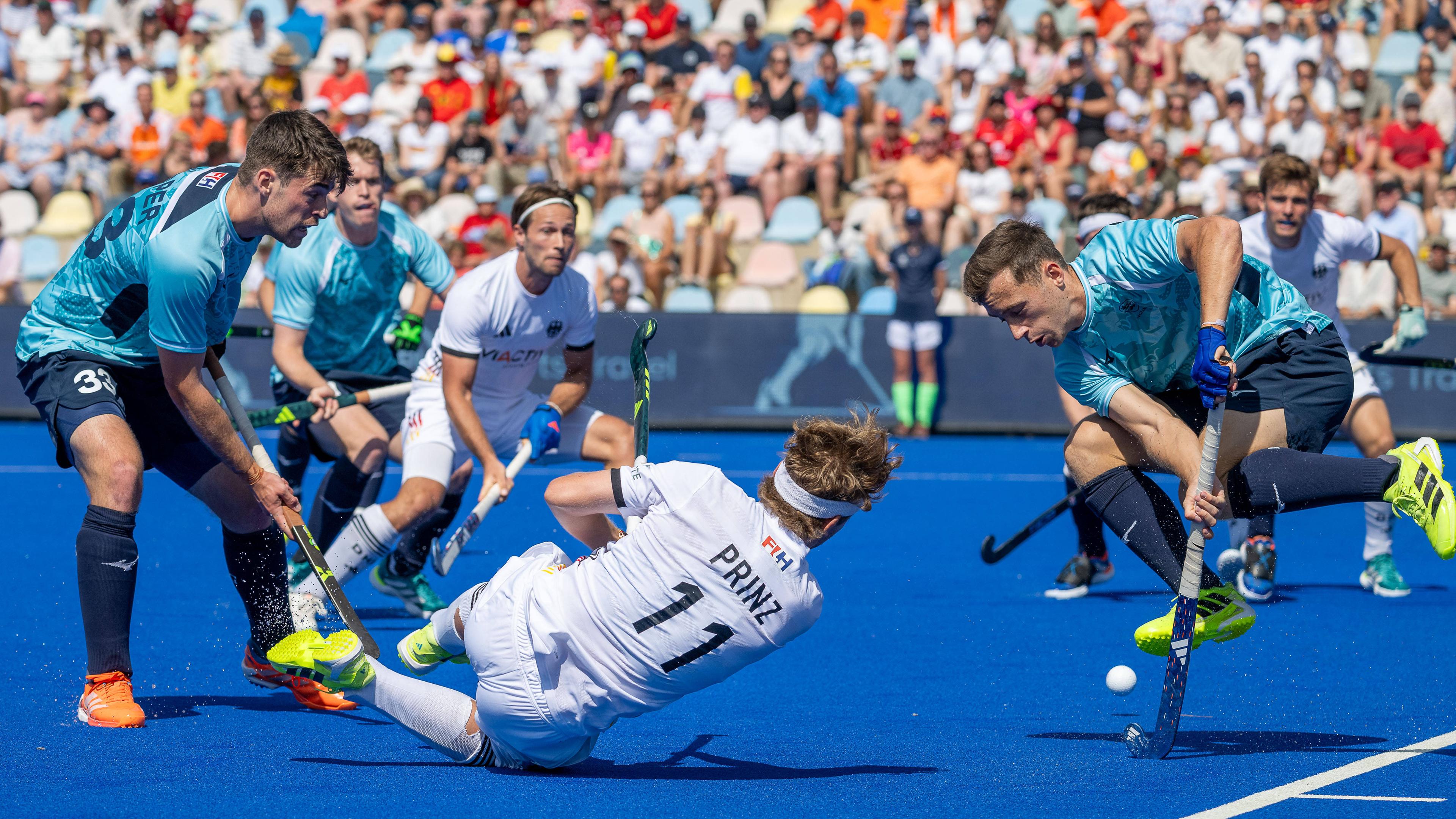 Deutschlands Thies Prinz in Aktion beim Spiel gegen England am 10.08.2025.