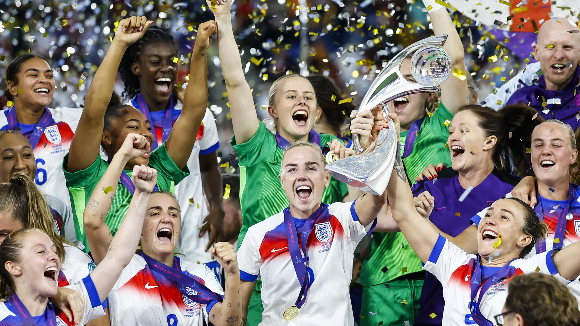 Die englische Mannschaft streckt den EM-Pokal in die Höhe