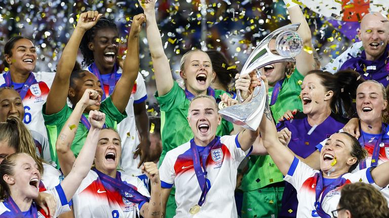 Die englische Mannschaft streckt den EM-Pokal in die Höhe