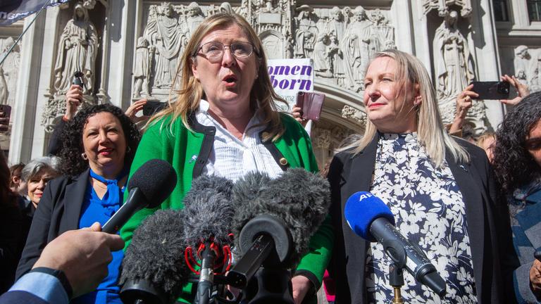 Susan Smith und Marion Calde sind vor dem Obersten Gerichtshof in London zu sehen, nachdem Richter entschieden haben, dass sich „Frau“ im britischen Recht auf das biologische Geschlecht bezieht. 