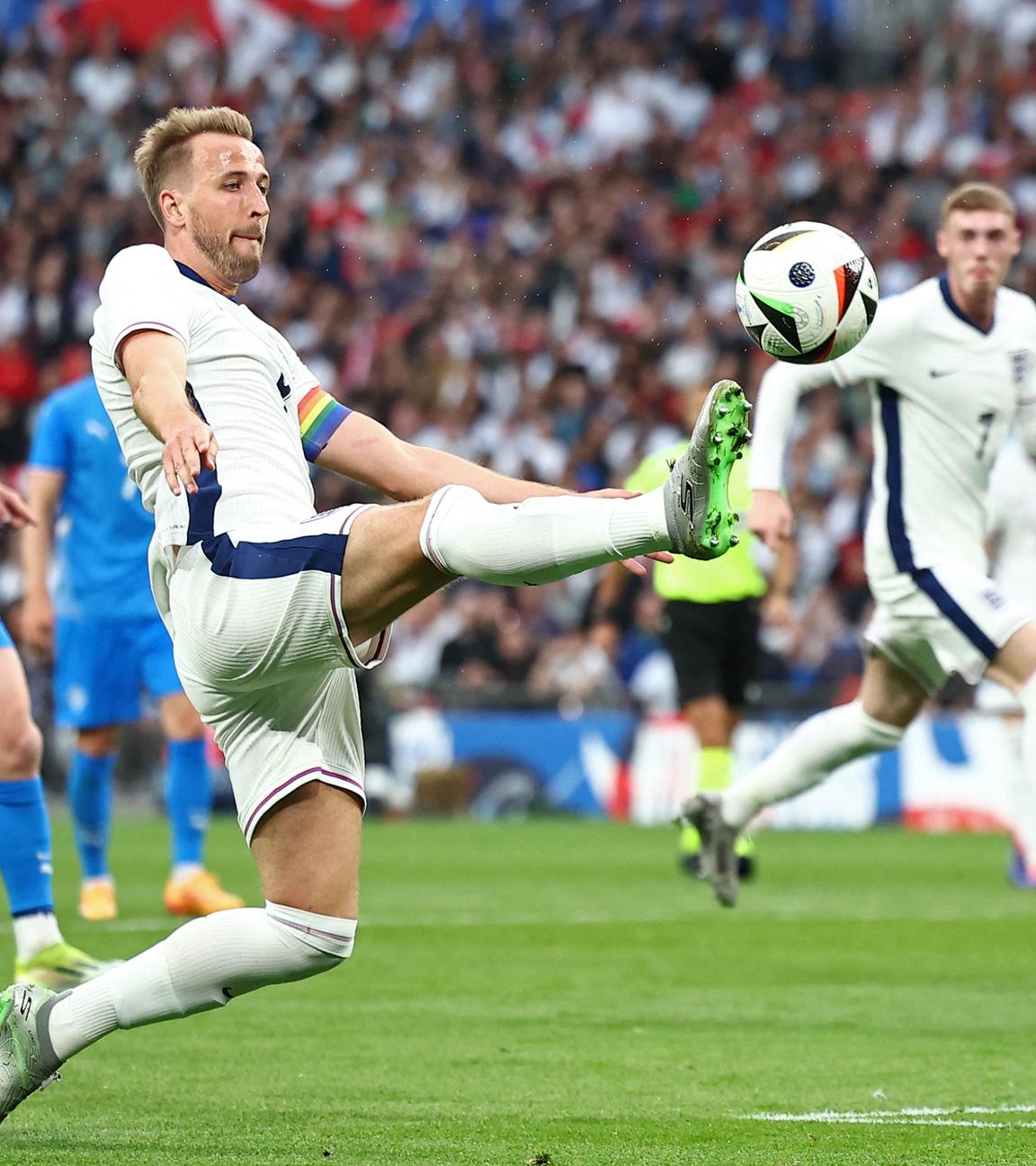 Harry Kane versucht den Ball zu kriegen im Testspiel gegen Island.