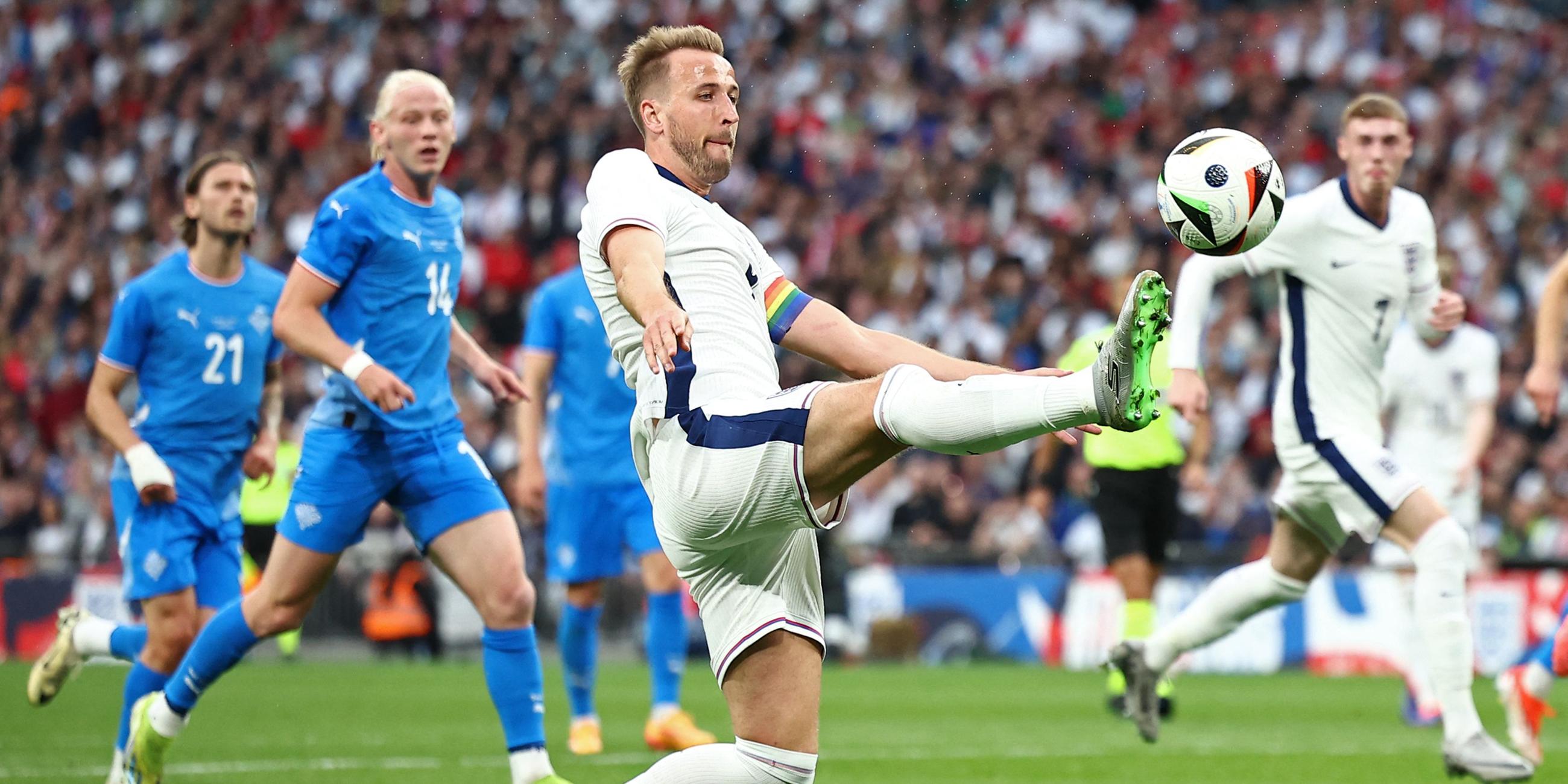 Harry Kane versucht den Ball zu kriegen im Testspiel gegen Island.