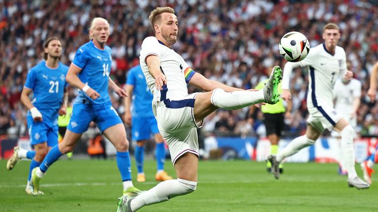 Harry Kane versucht den Ball zu kriegen im Testspiel gegen Island.