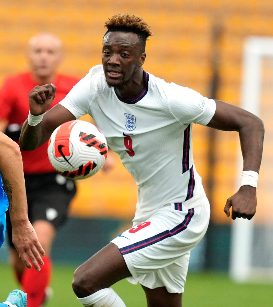 Frederico Gatti (Italien) mit Tammy Abraham (England) im Zweikampf.