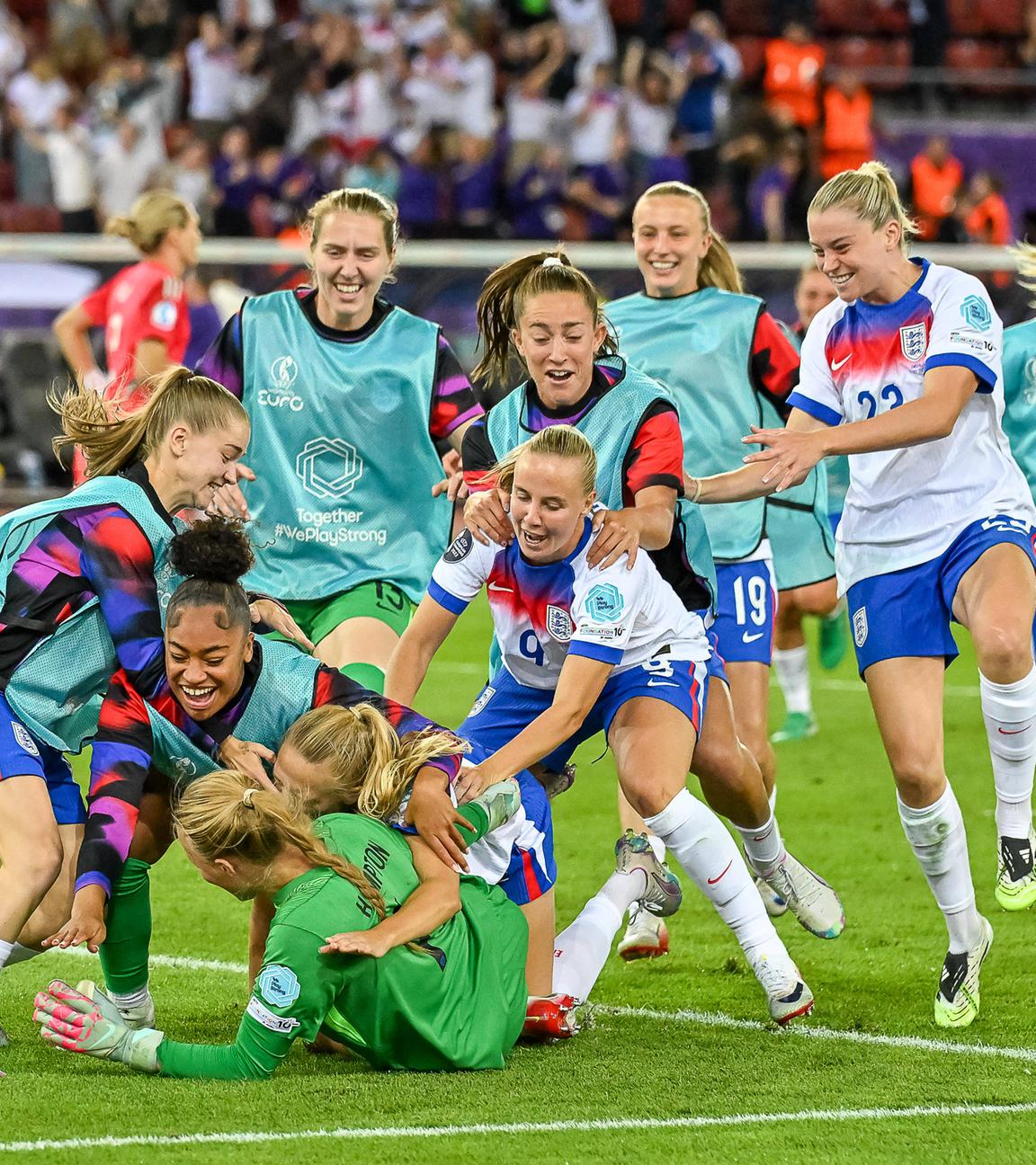 Die englischen Spielerinnen bejubeln den Einzug ins EM-Halbfinale