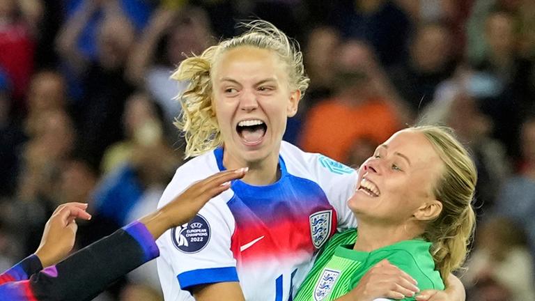 Die englischen Spielerinnen bejubeln den Einzug ins EM-Halbfinale