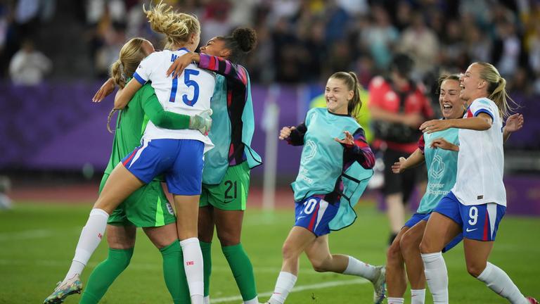 Jubel bei den Engländerinnen: Nach dem Sieg gegen Schweden stehen sie im Halbfinale