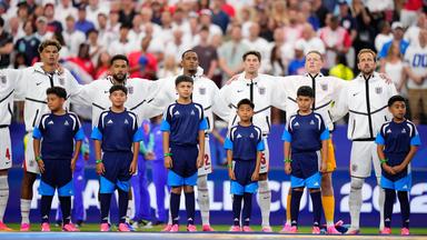 Das Team der englischen Nationalmannschaft singt vor dem WM-Spiel gegen Kroatien die Hymne