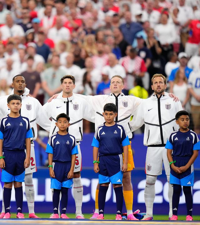 Das Team der englischen Nationalmannschaft singt vor dem WM-Spiel gegen Kroatien die Hymne