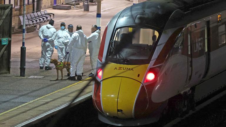 Forensische Ermittler stehen auf dem Bahnsteig des Bahnhofs Huntingdon in Cambridgeshire. Mehrere Menschen solleb bei einem Angriff in einem Zug lebensgefährlich verletzt worden sein.