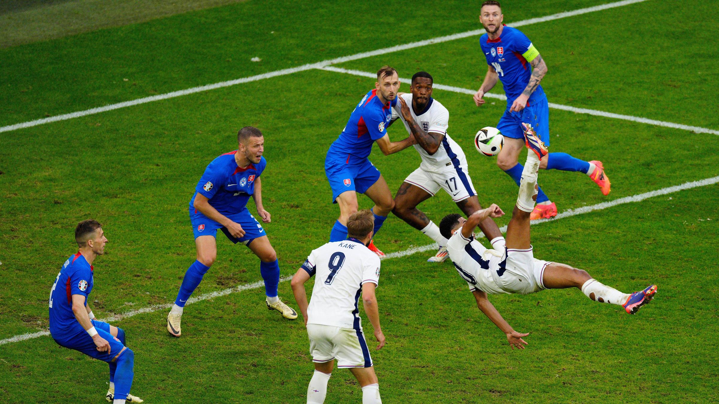 Jude Bellingham schießt mit einem Fallrückzieher den Ausgleichstreffer gegen Slowakei.