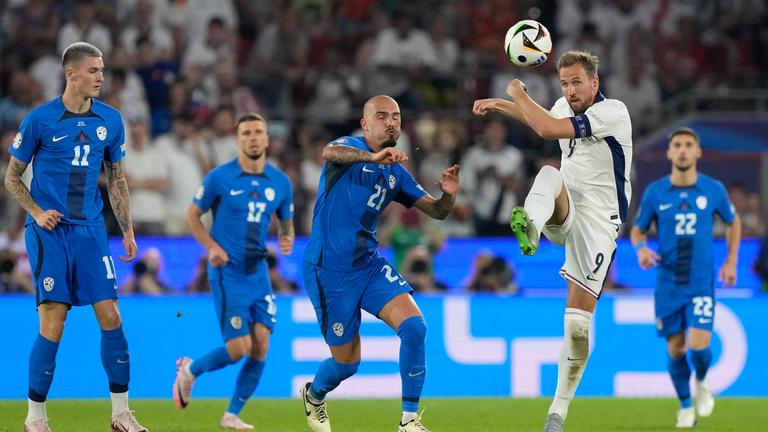 Englands Harry Kane im Kampf um den Ball mit Sloweniens Vanja Drkusic.