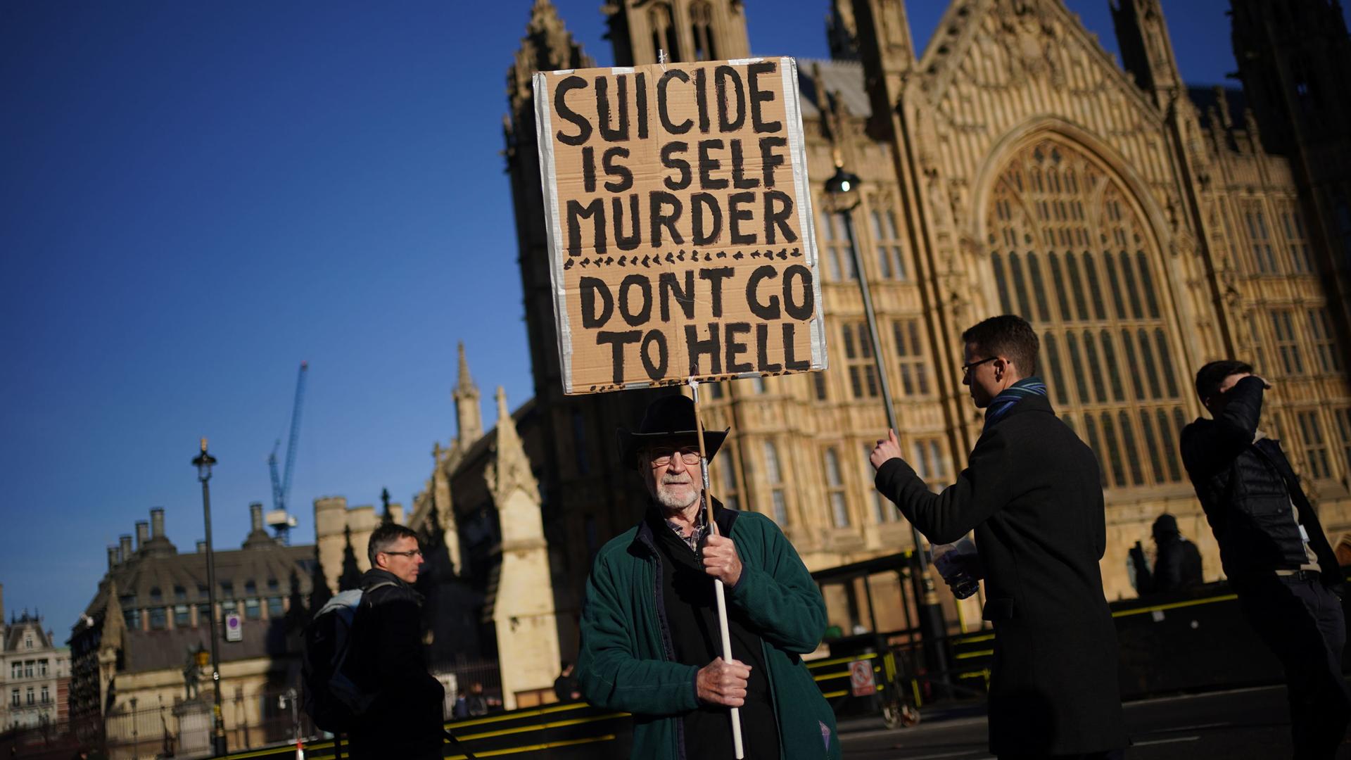 Ein großes Protestplakat mit der Aufschrift:"Suicide Is Self Murder, Dont Go To Hell"