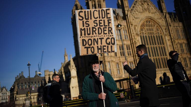 Ein großes Protestplakat mit der Aufschrift:"Suicide Is Self Murder, Dont Go To Hell"