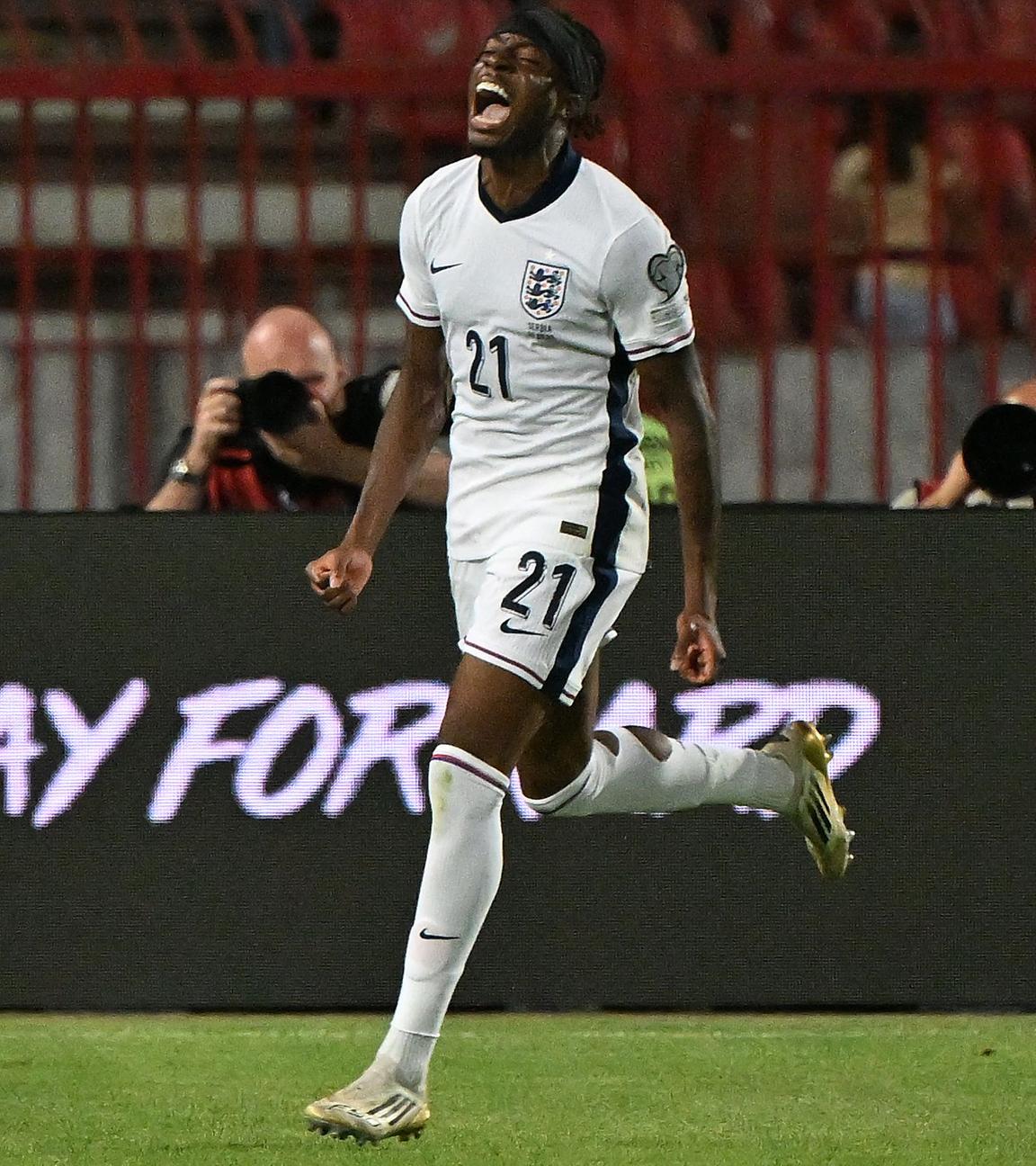 Englands Noni Madueke bejubelt einen Treffer gegen Serbien