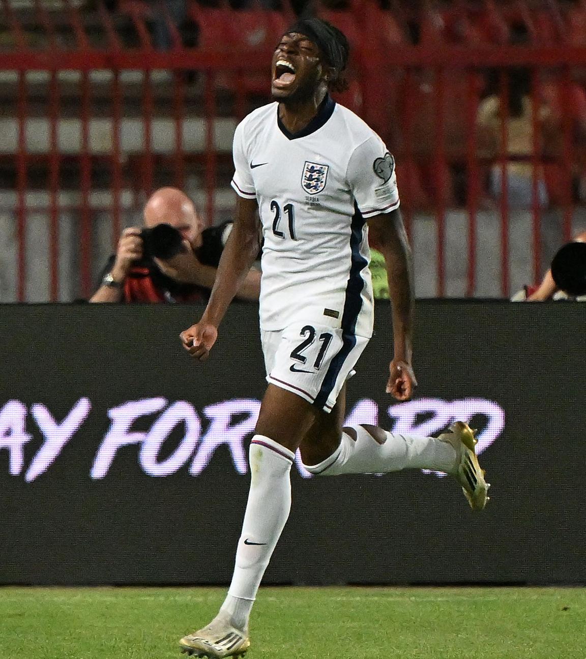 Englands Noni Madueke bejubelt einen Treffer gegen Serbien