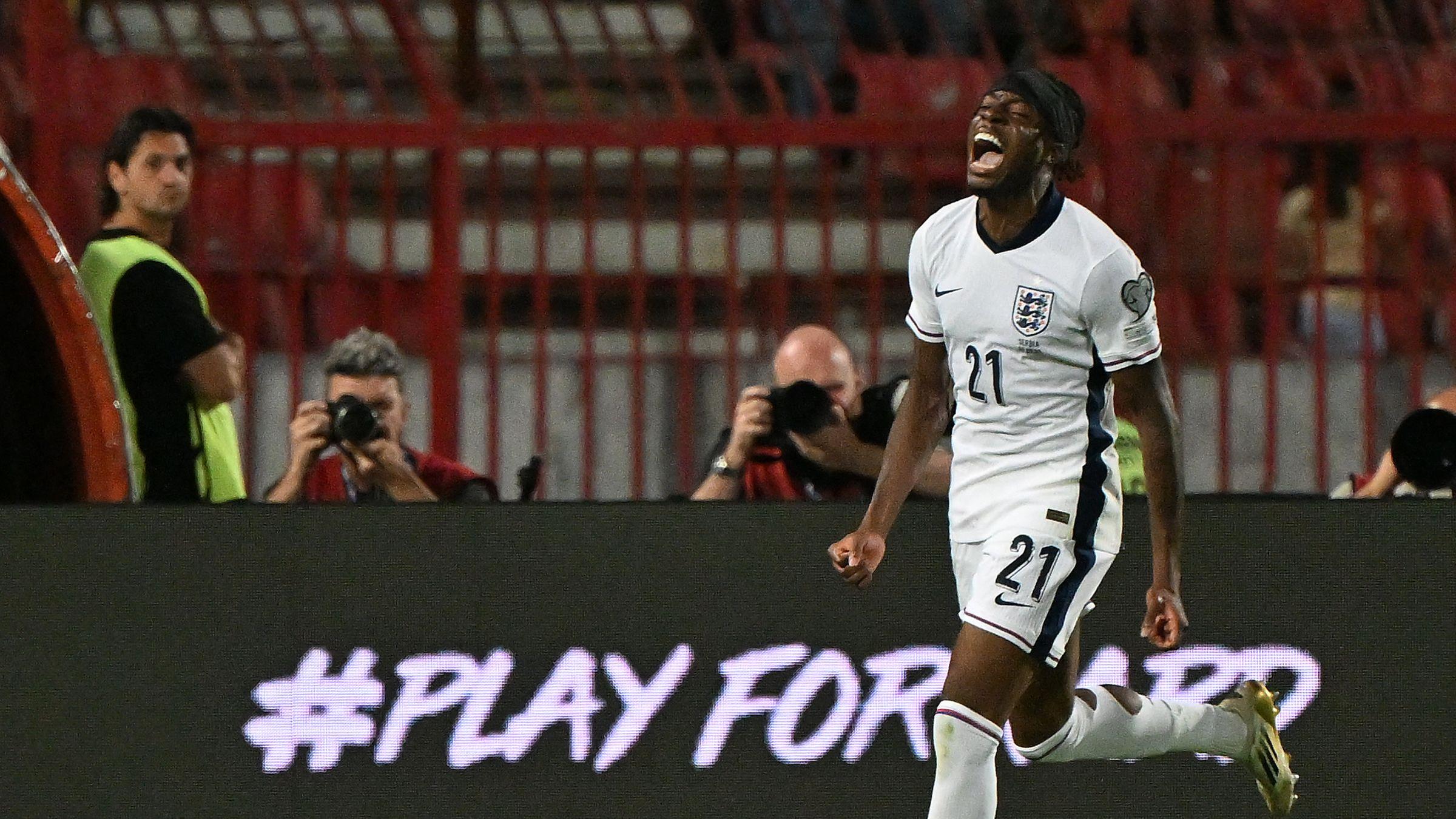 Englands Noni Madueke bejubelt einen Treffer gegen Serbien