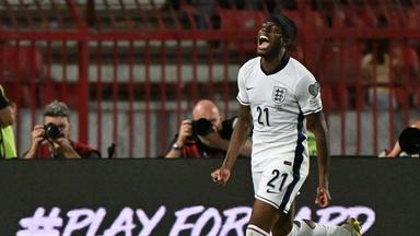 Englands Noni Madueke bejubelt einen Treffer gegen Serbien