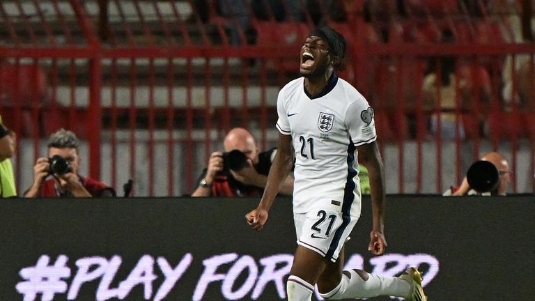 Englands Noni Madueke bejubelt einen Treffer gegen Serbien