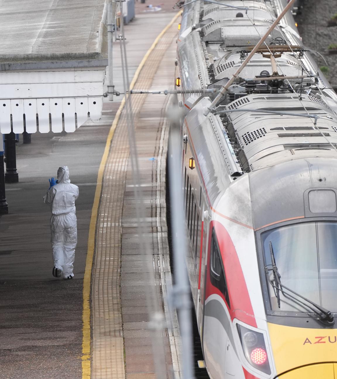 Forensiker ermitteln am Bahnhof von Huntingdon in Cambridgeshire. 