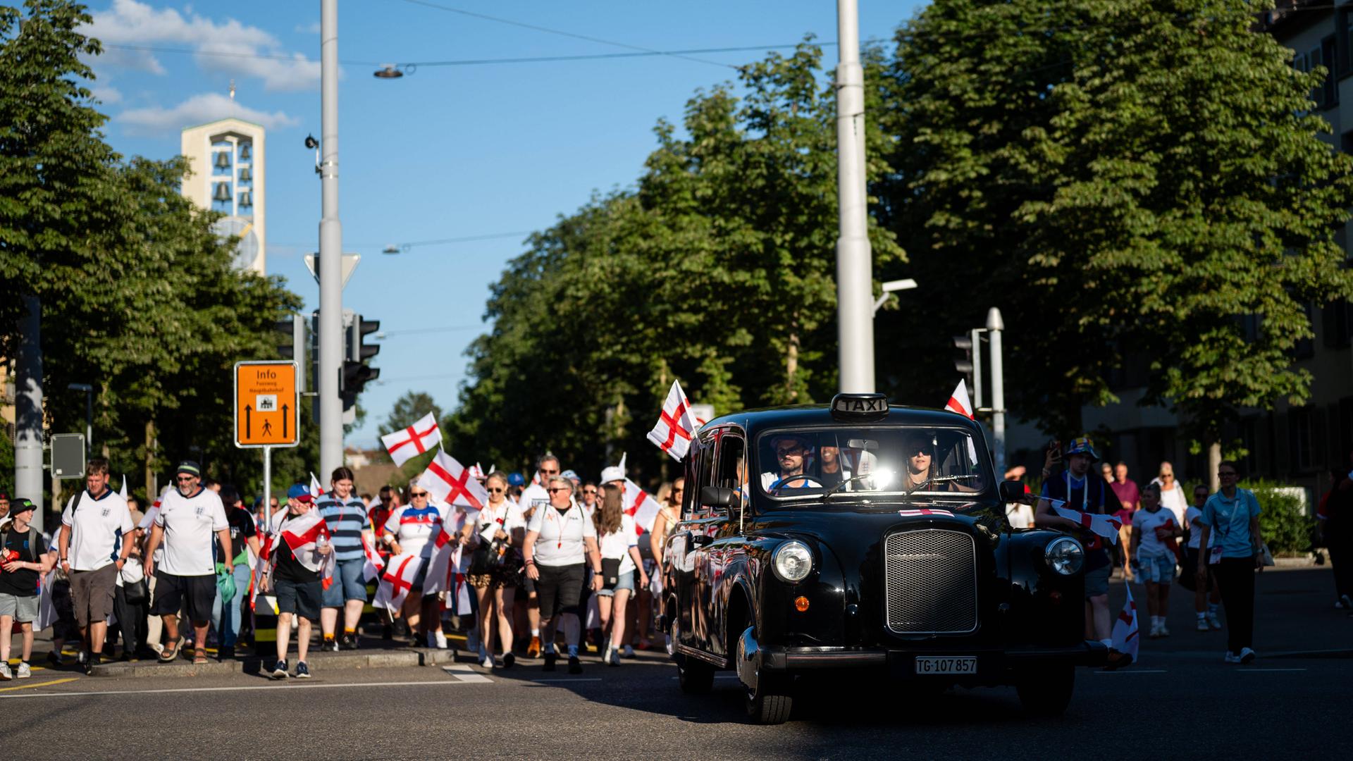 Fanmarsch englischer Fans hinter einem Londoner Taxi in Zürich vor dem Viertelfinalspiel Schweden gegen England bei der UEFA Women’s Euro 2025 am 17. Juli 2025.