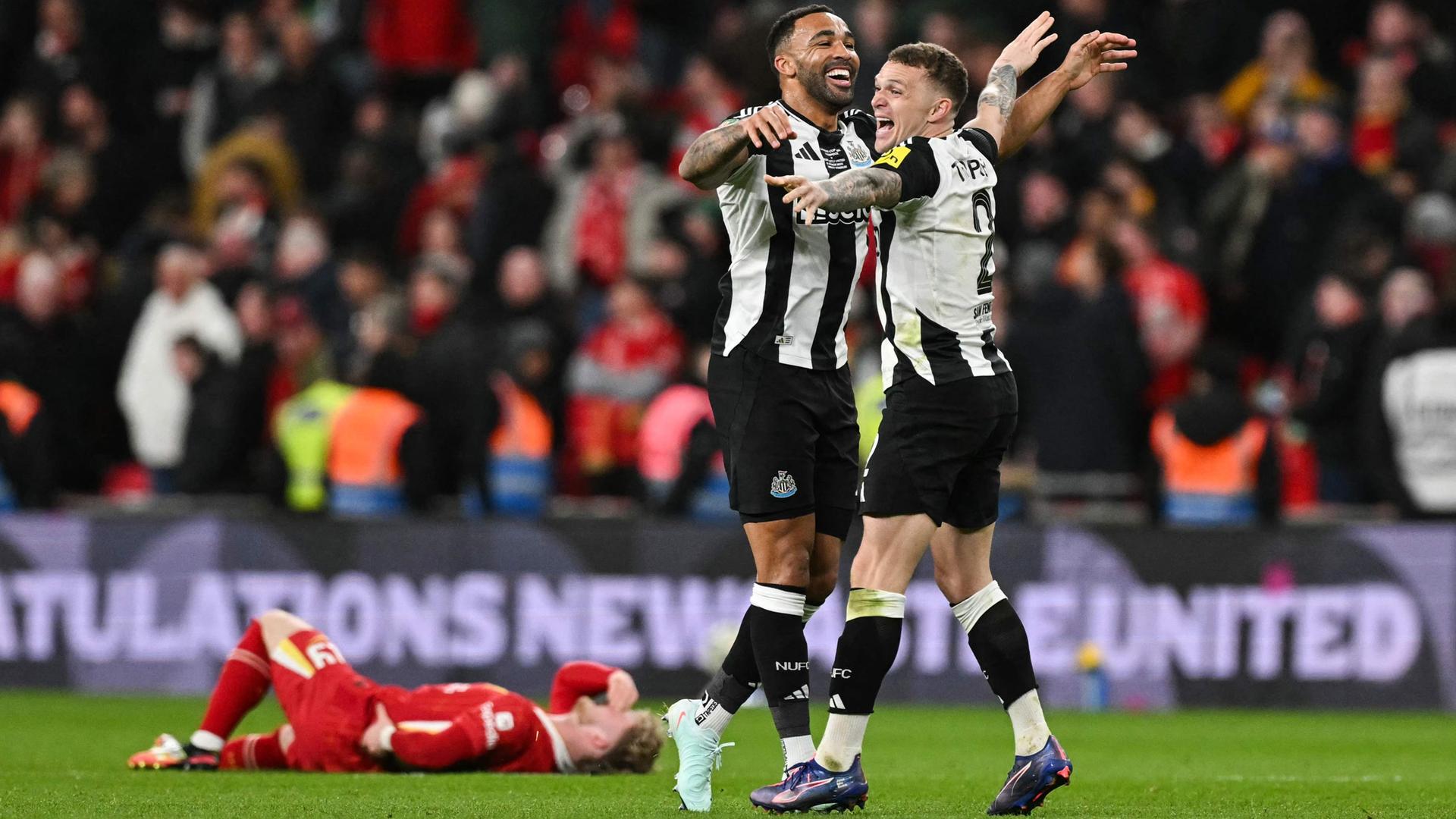Callum Wilson und Kieran Trippier von Newcastle United jubeln nach ihrem Sieg.