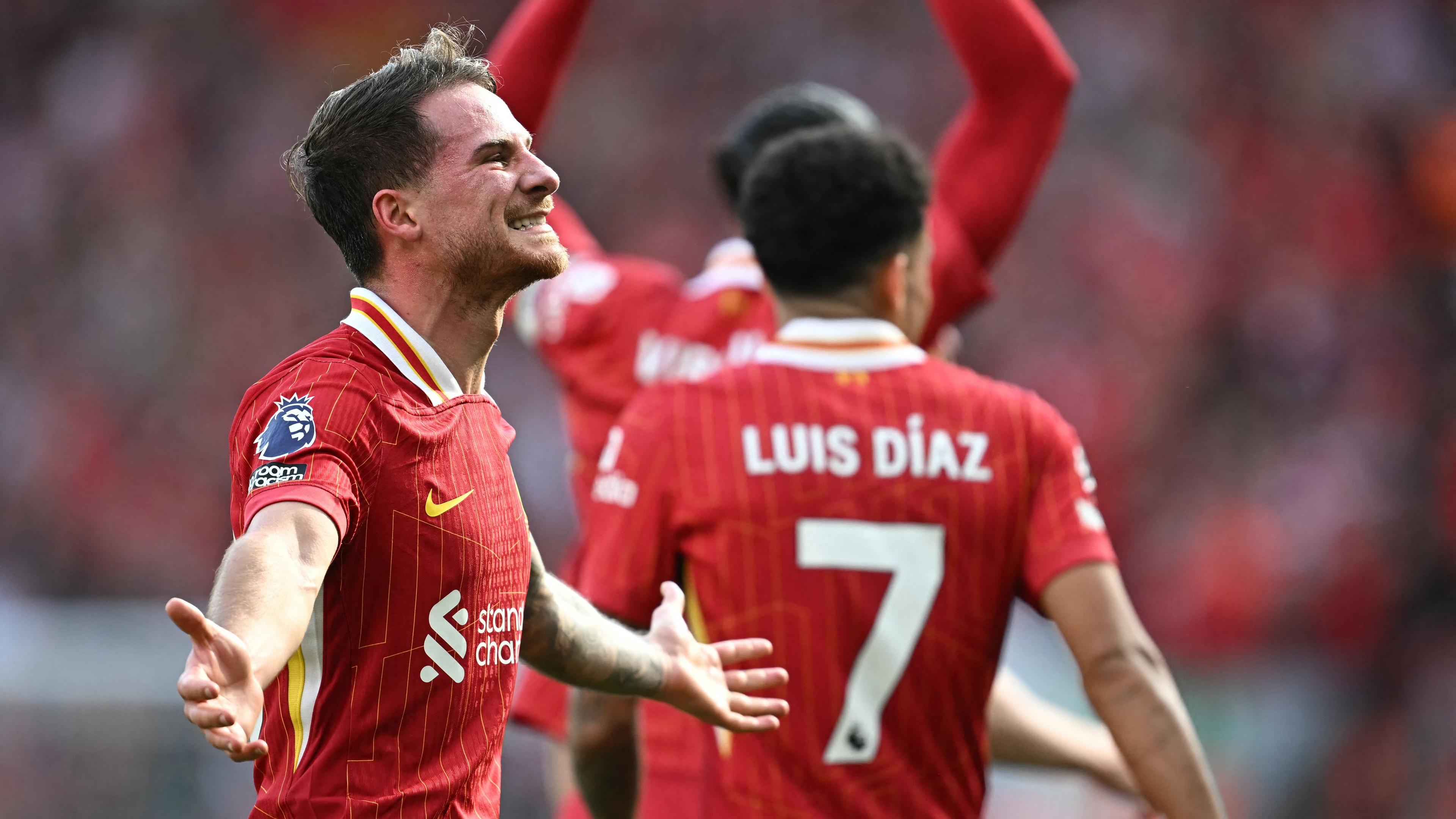 Liverpools Alexis Mac Allister jubelt nach seinem Tor zum 2:1 gegen Tottenham.