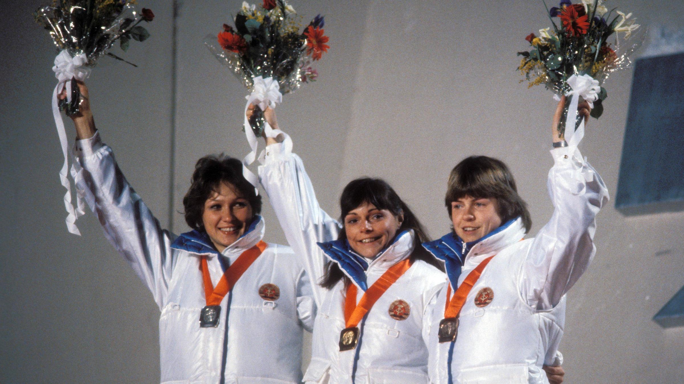 Die Eisschnellläuferinnen Karin Enke, Andrea Schöne und Gabi Schönbrunn bei der Siegerehrung der Olympischen Winterspiele 1984 in Sarajevo