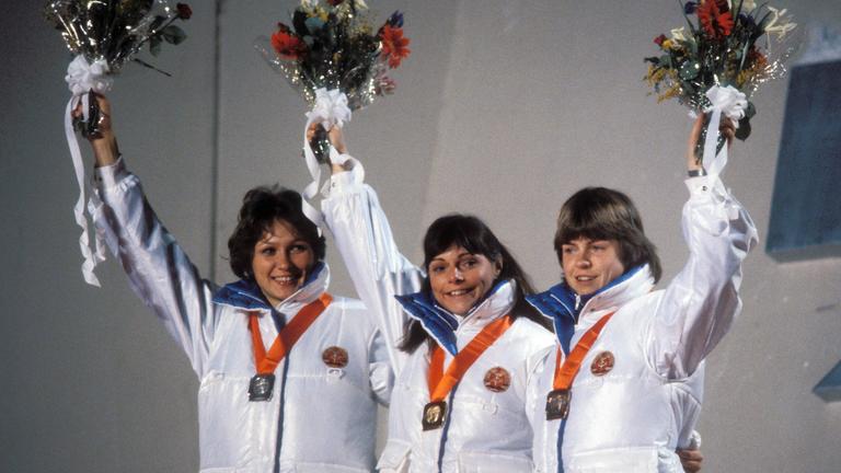 Die Eisschnellläuferinnen Karin Enke, Andrea Schöne und Gabi Schönbrunn bei der Siegerehrung der Olympischen Winterspiele 1984 in Sarajevo
