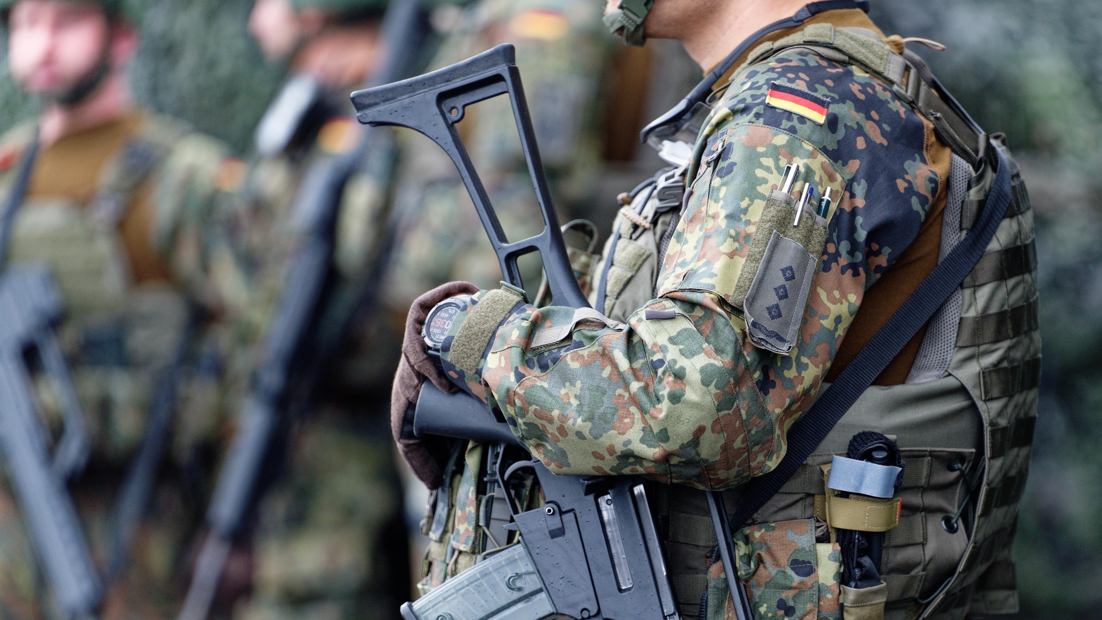 Deutsche Soldaten mit Schusswaffen