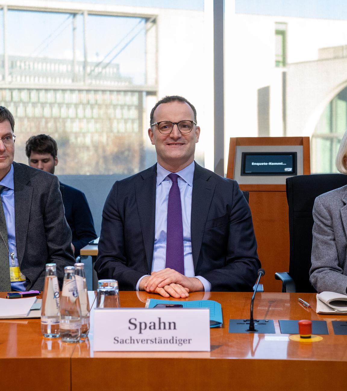 Jens Spahn, früherer Bundesgesundheitsminister, vor Beginn der öffentlichen Anhörung der Enquete-Kommission des Bundestages.