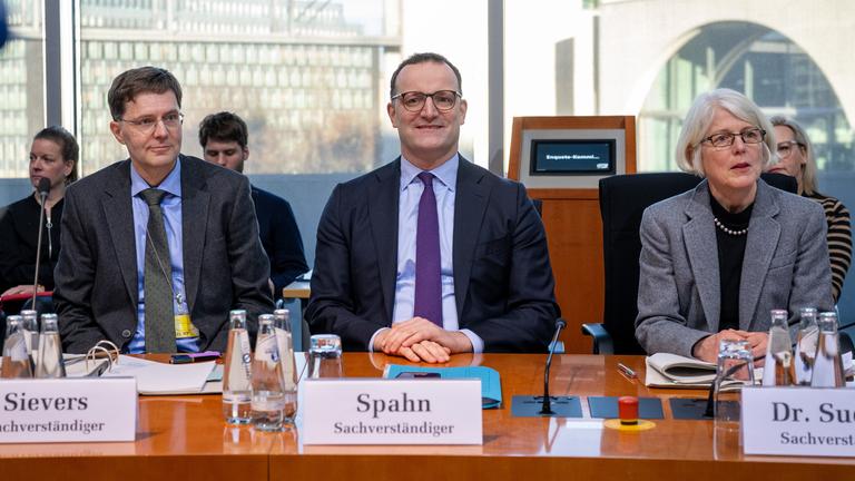 Jens Spahn, früherer Bundesgesundheitsminister, vor Beginn der öffentlichen Anhörung der Enquete-Kommission des Bundestages.