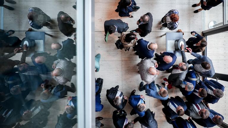 Bundestagsabgeordnete geben ihre Stimmkarten bei der Abstimmung über die Einsetzung eines Corona-Untersuchungsausschuss auf Antrag der AfD ab