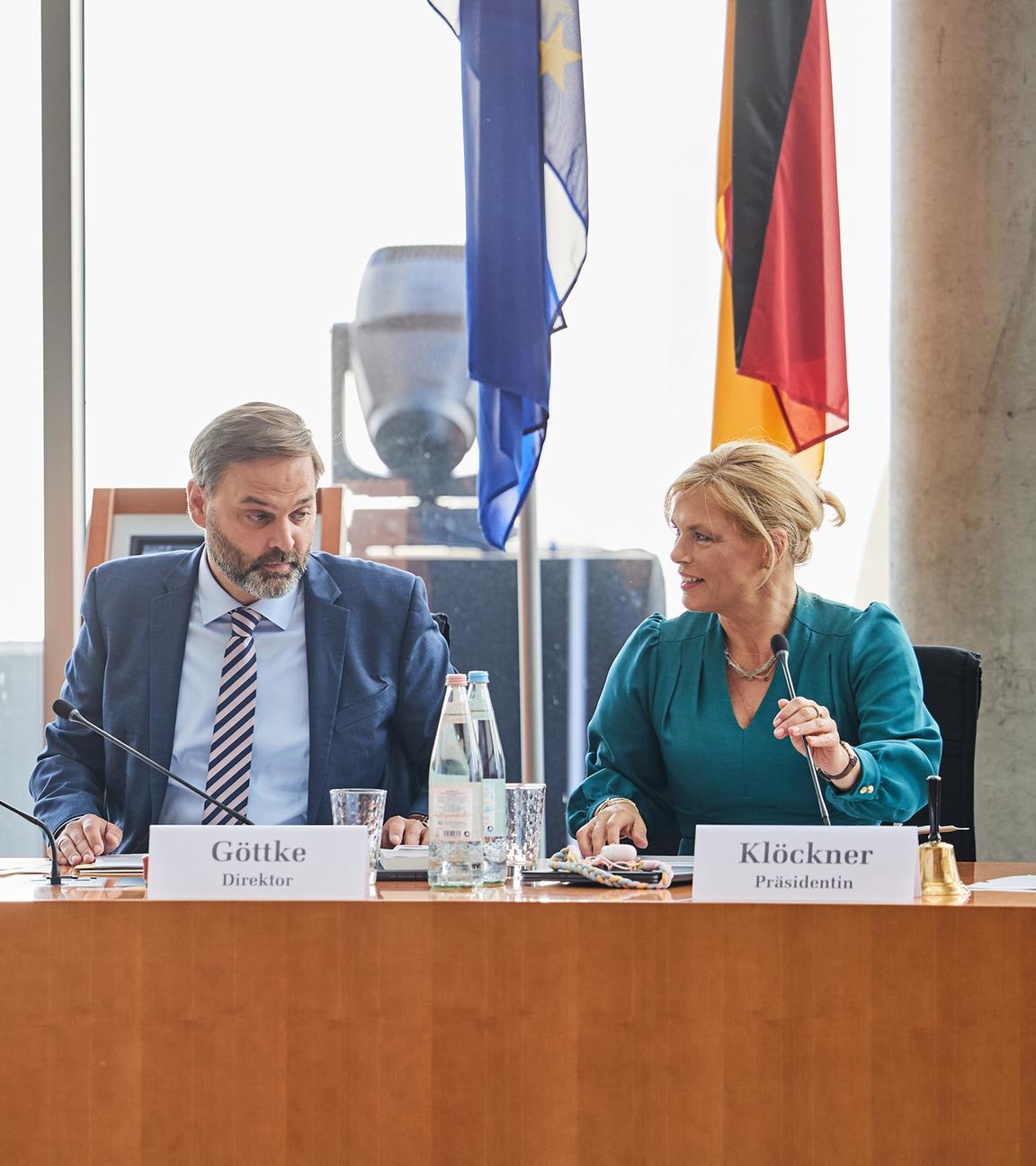 Berlin: Franziska Hoppermann (l-r, CDU), Bundestagsabgeordnete und designierte Vorsitzende der Bundestag-Enquetekommission zur Aufarbeitung der Corona-Pandemie, Paul Göttke, Direktor im Bundestag, und Julia Klöckner (CDU), Bundestagspräsidentin, nehmen vor Beginn der konstituierenden Sitzung auf ihren Stühlen Platz.