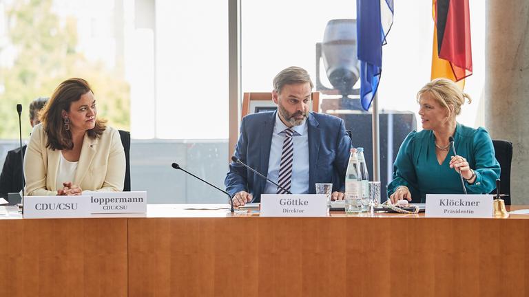 Berlin: Franziska Hoppermann (l-r, CDU), Bundestagsabgeordnete und designierte Vorsitzende der Bundestag-Enquetekommission zur Aufarbeitung der Corona-Pandemie, Paul Göttke, Direktor im Bundestag, und Julia Klöckner (CDU), Bundestagspräsidentin, nehmen vor Beginn der konstituierenden Sitzung auf ihren Stühlen Platz.