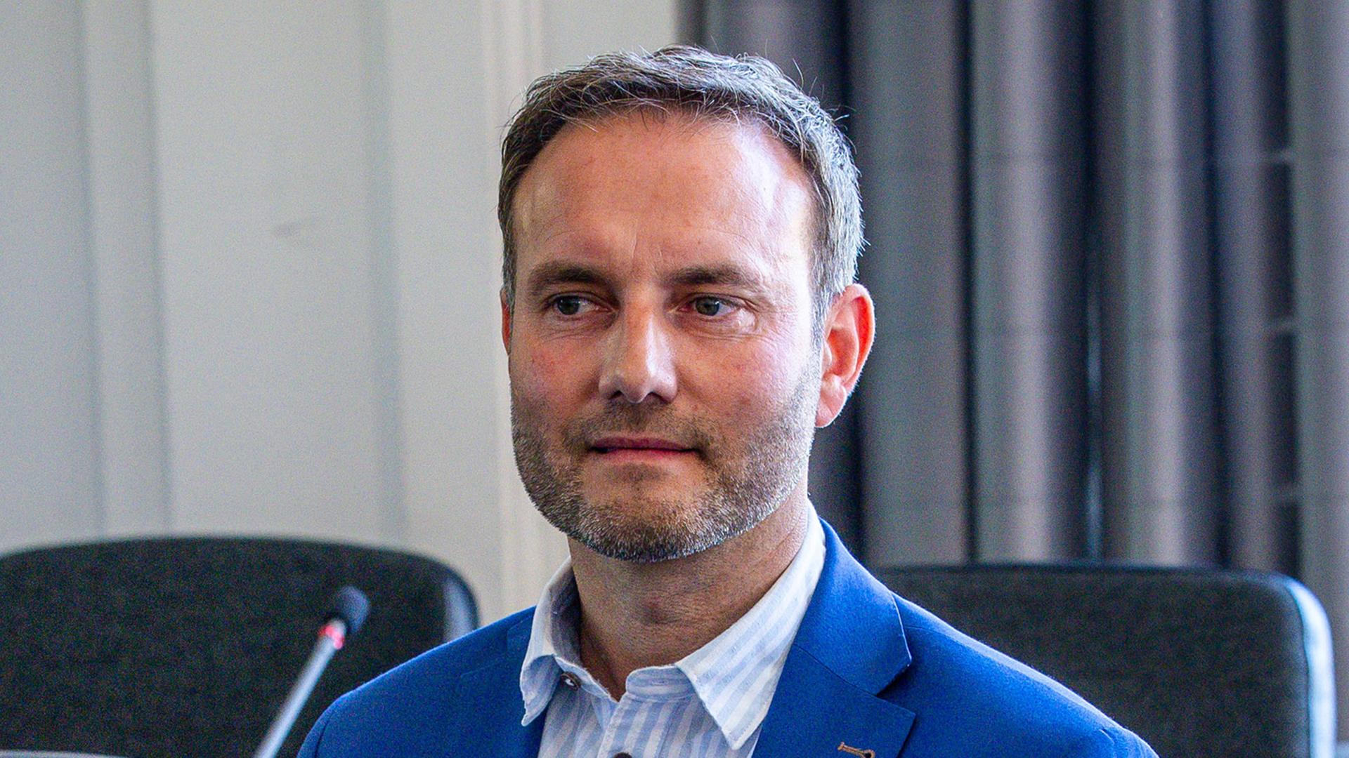 21.05.2025, Mecklenburg-Vorpommern, Schwerin: Enrico Schult im Gerichtssaal im Landgericht.