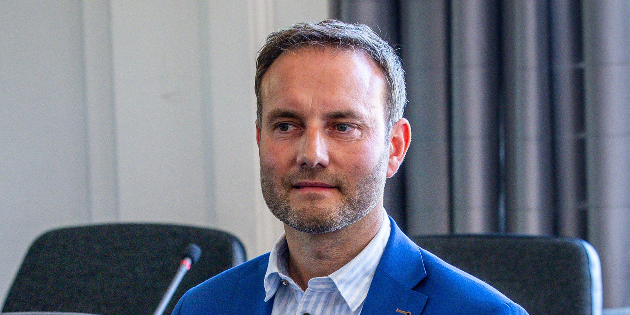 21.05.2025, Mecklenburg-Vorpommern, Schwerin: Enrico Schult im Gerichtssaal im Landgericht.