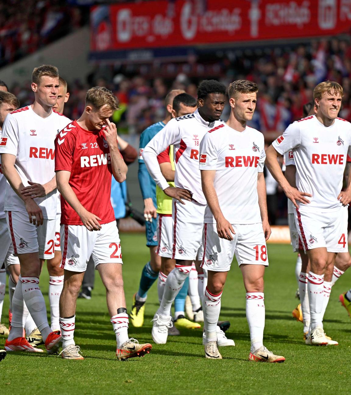 Die Kölner Spieler sind nach dem Spiel enttäuscht am 18.05.24.