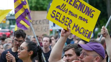  Teilnehmer einer Demonstration der Initiative Deutsche Wohnen Enteignen protestieren vor dem Willy-Brandt-Haus unter anderem mit einem Plakat Enteignung alles muss man selber machen.