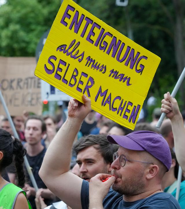  Teilnehmer einer Demonstration der Initiative Deutsche Wohnen Enteignen protestieren vor dem Willy-Brandt-Haus unter anderem mit einem Plakat Enteignung alles muss man selber machen.
