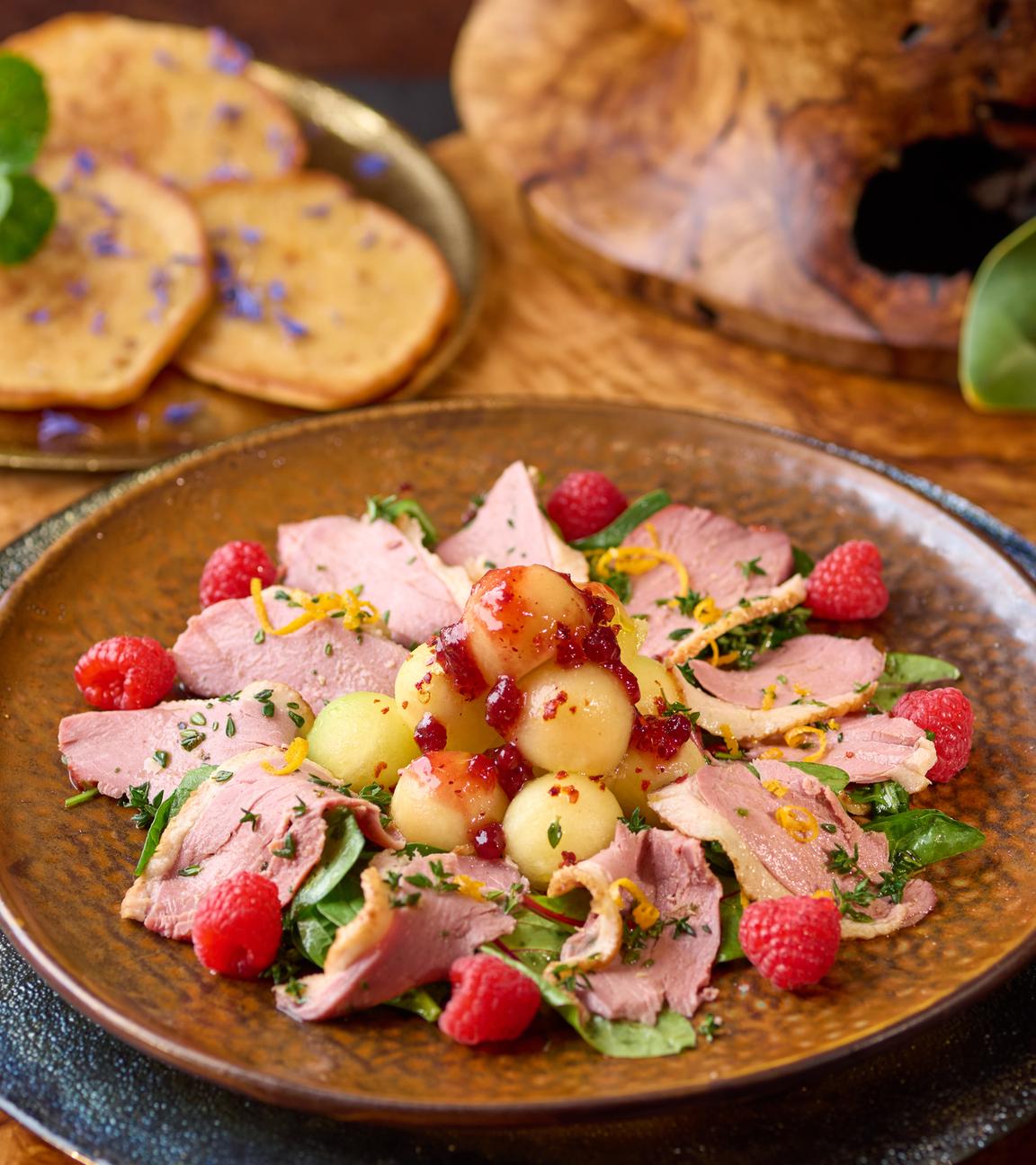 Entenbrust-Carpaccio in Thymian-Marinade mit Lavendel-Blinis